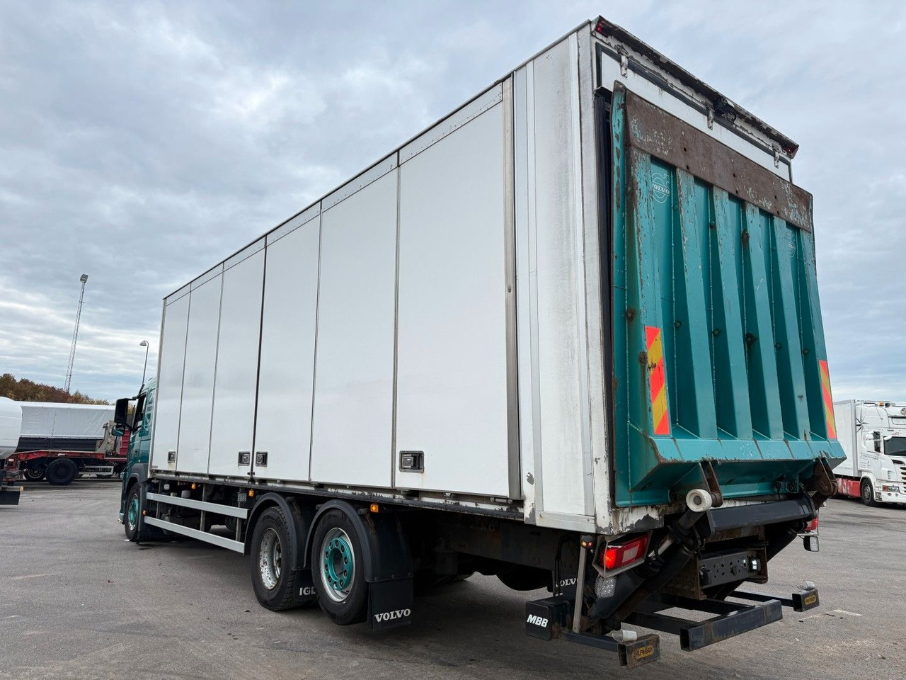 Volvo FM330 6x2*4 Carrier Supra 1050 Nordic - Refrigerator truck: picture 4 Volvo FM330 6x2*4 Carrier Supra 1050 Nordic - Refrigerator truck: picture 4