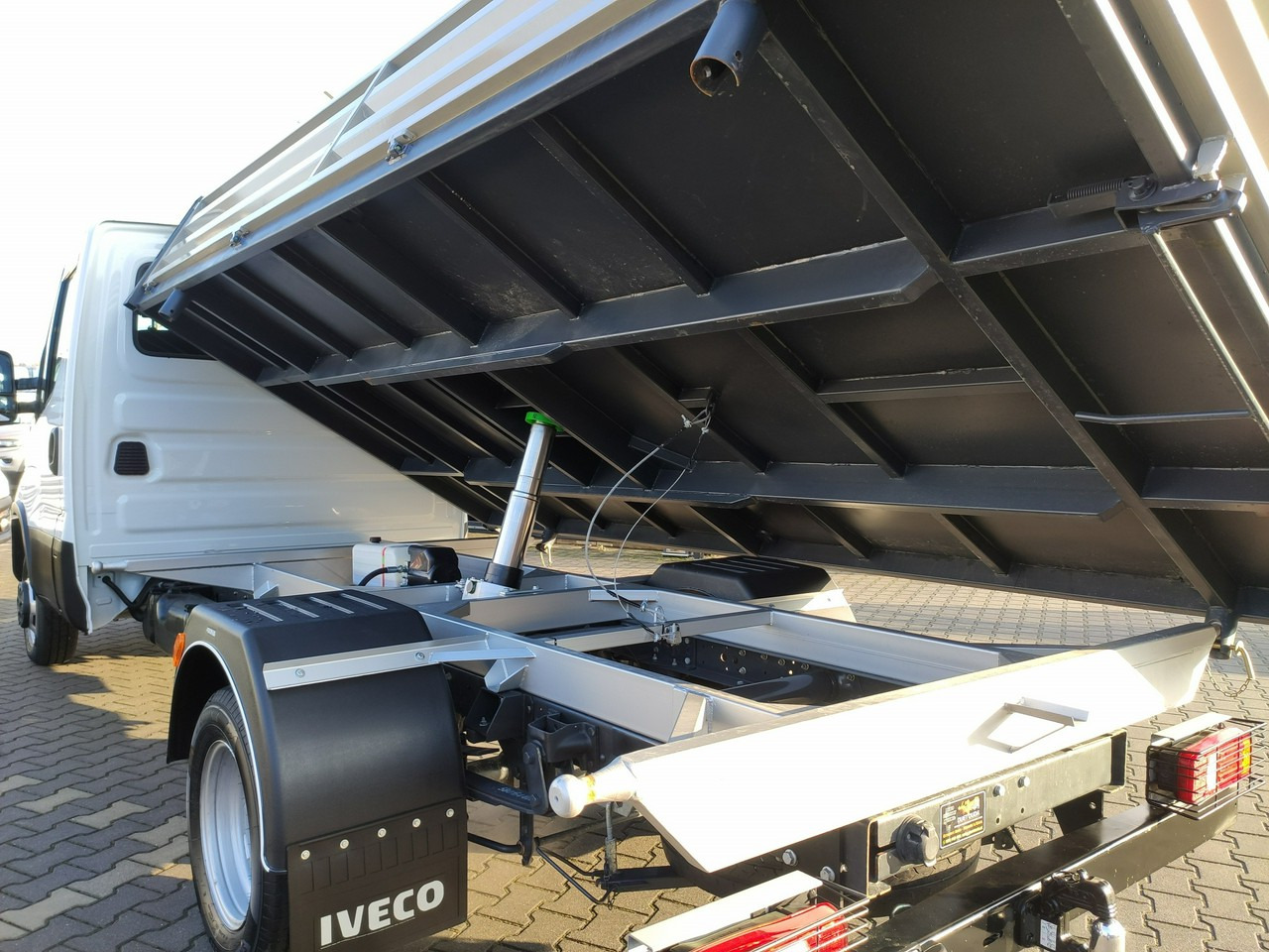 Tipper van Iveco Daily 35C16 V: picture 8