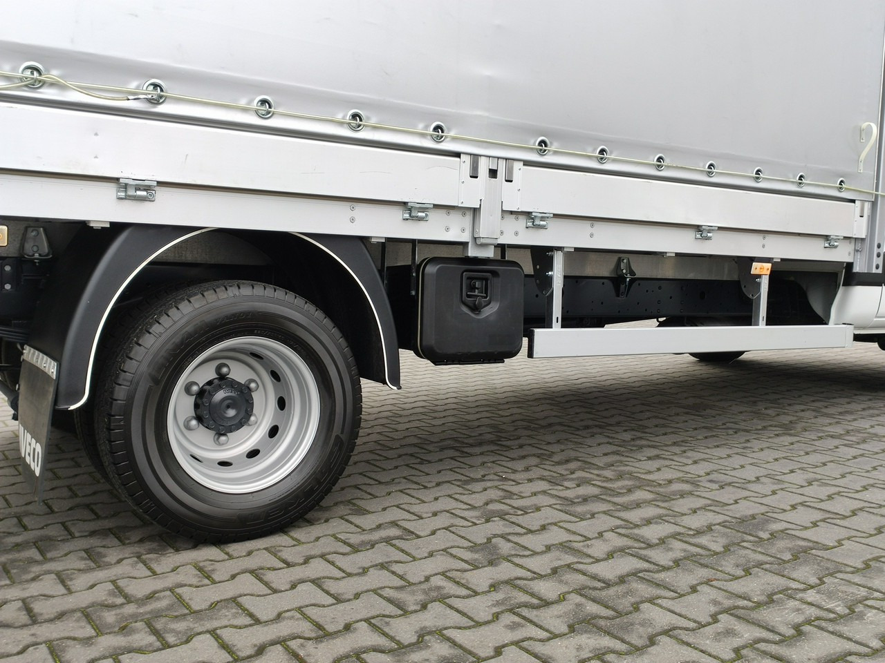 Curtain side van Iveco Daily 70C18 V H: picture 13