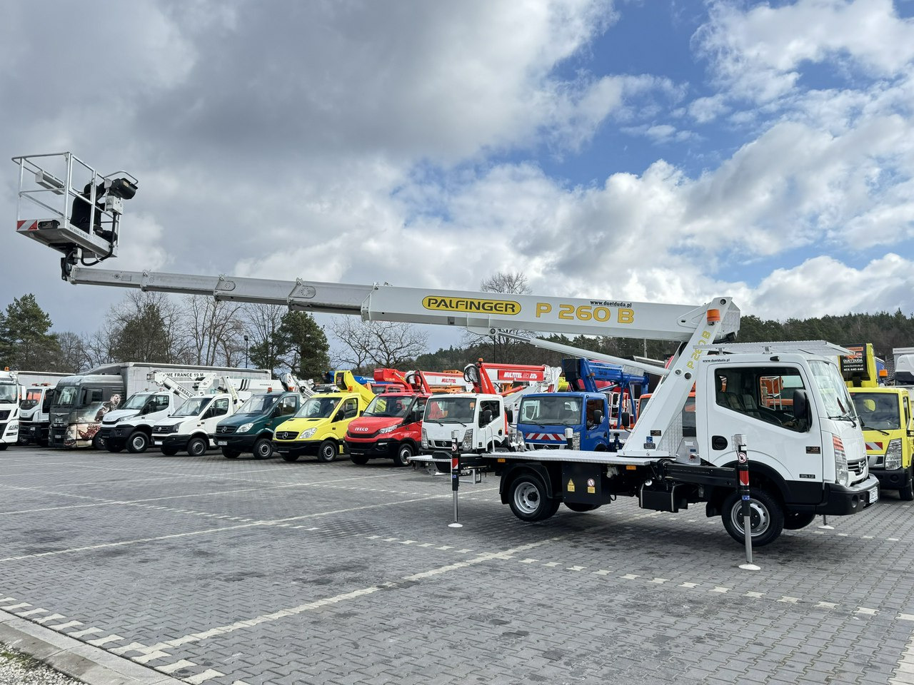 Truck mounted aerial platform Nissan Cabstar: picture 13