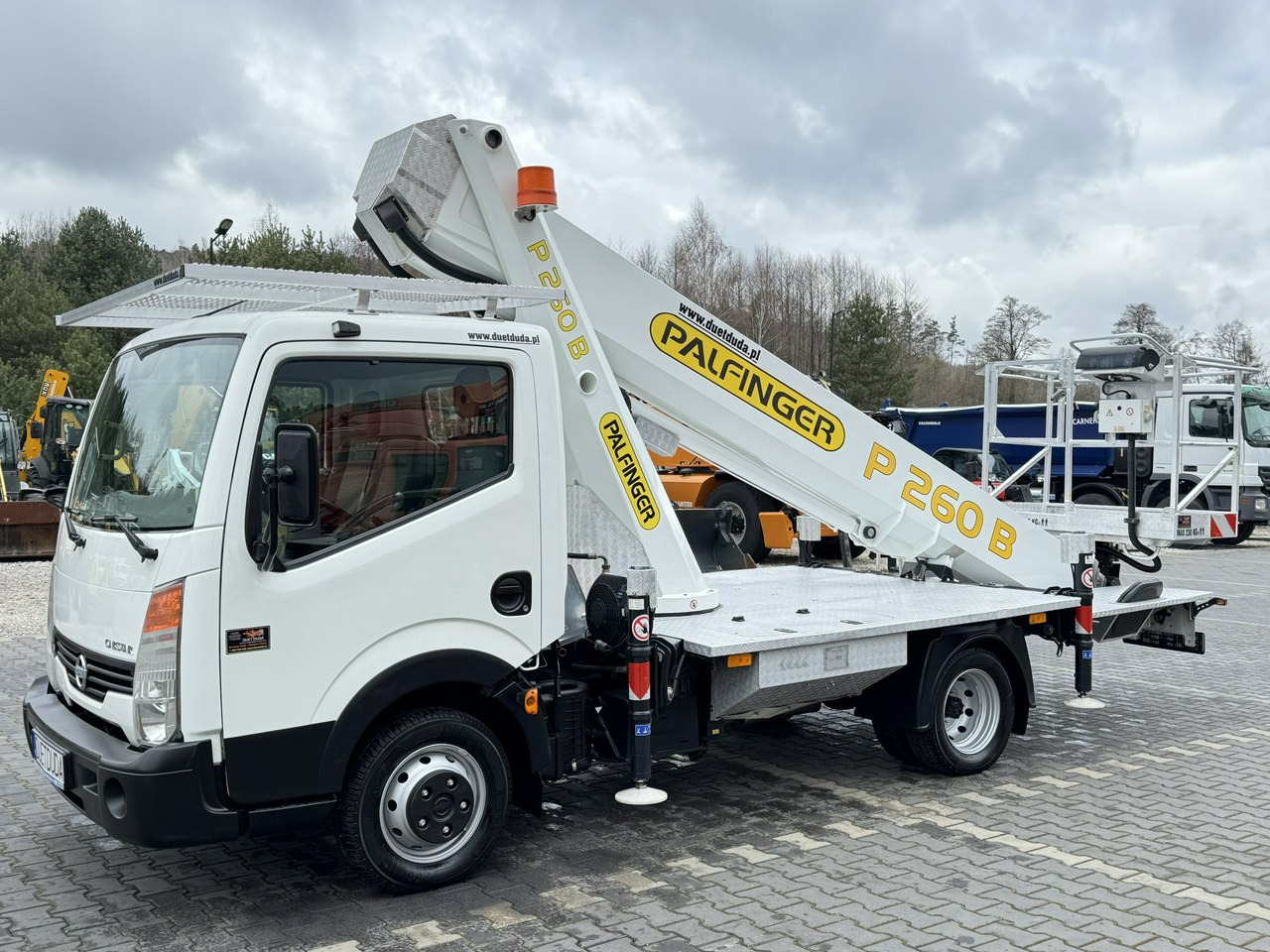 Truck mounted aerial platform Nissan Cabstar: picture 8