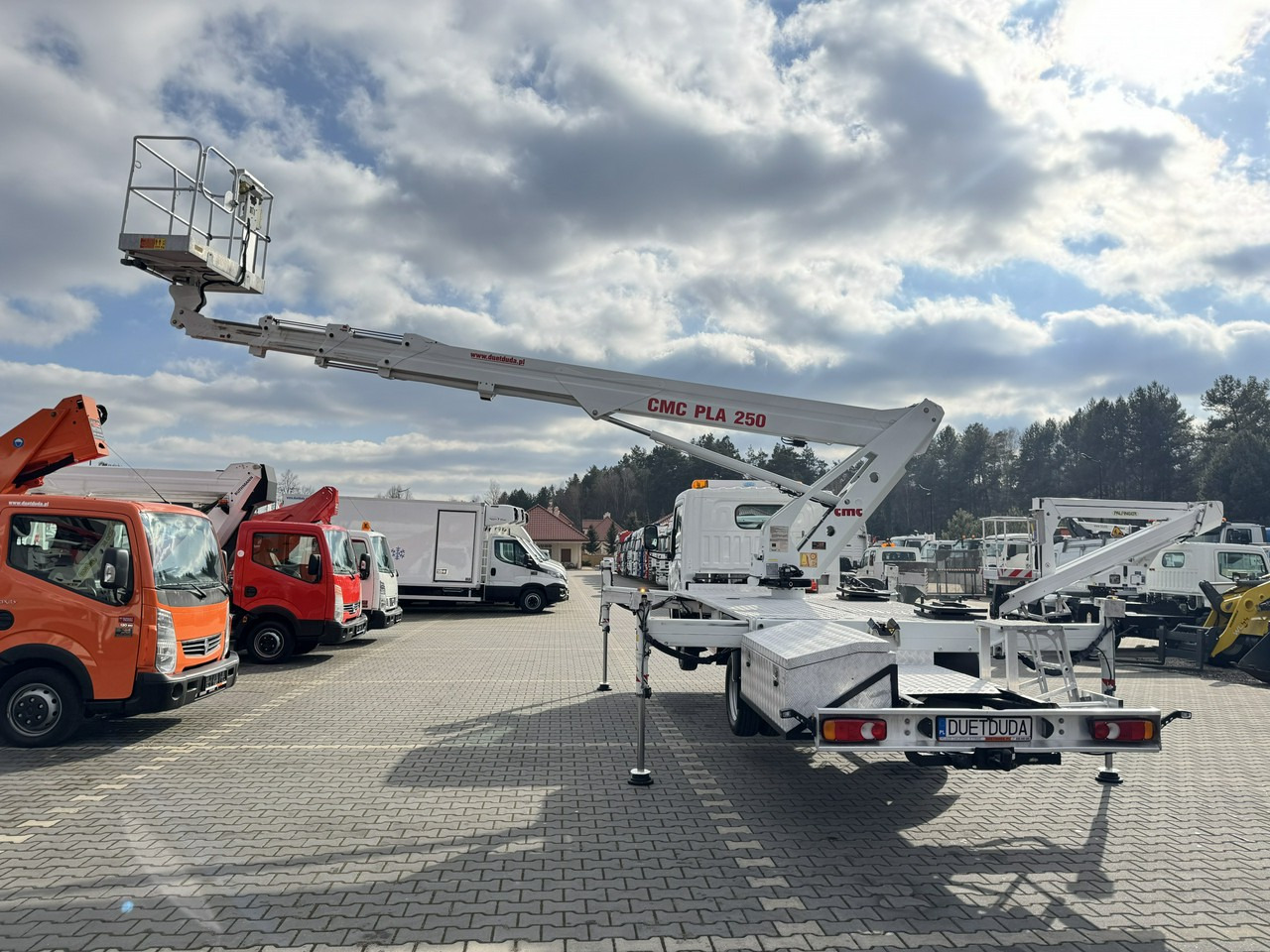 Truck mounted aerial platform Renault Maxity: picture 22