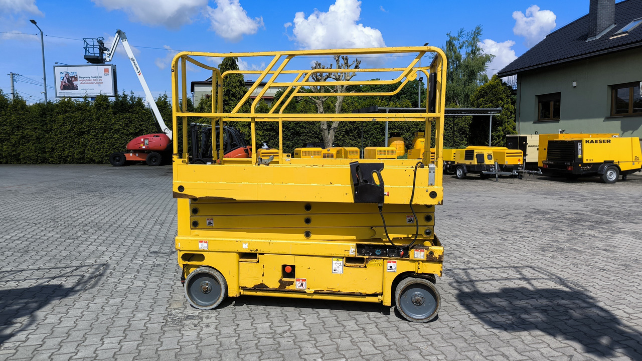 HAULOTTE Compact 10 - Scissor lift: picture 2 HAULOTTE Compact 10 - Scissor lift: picture 2