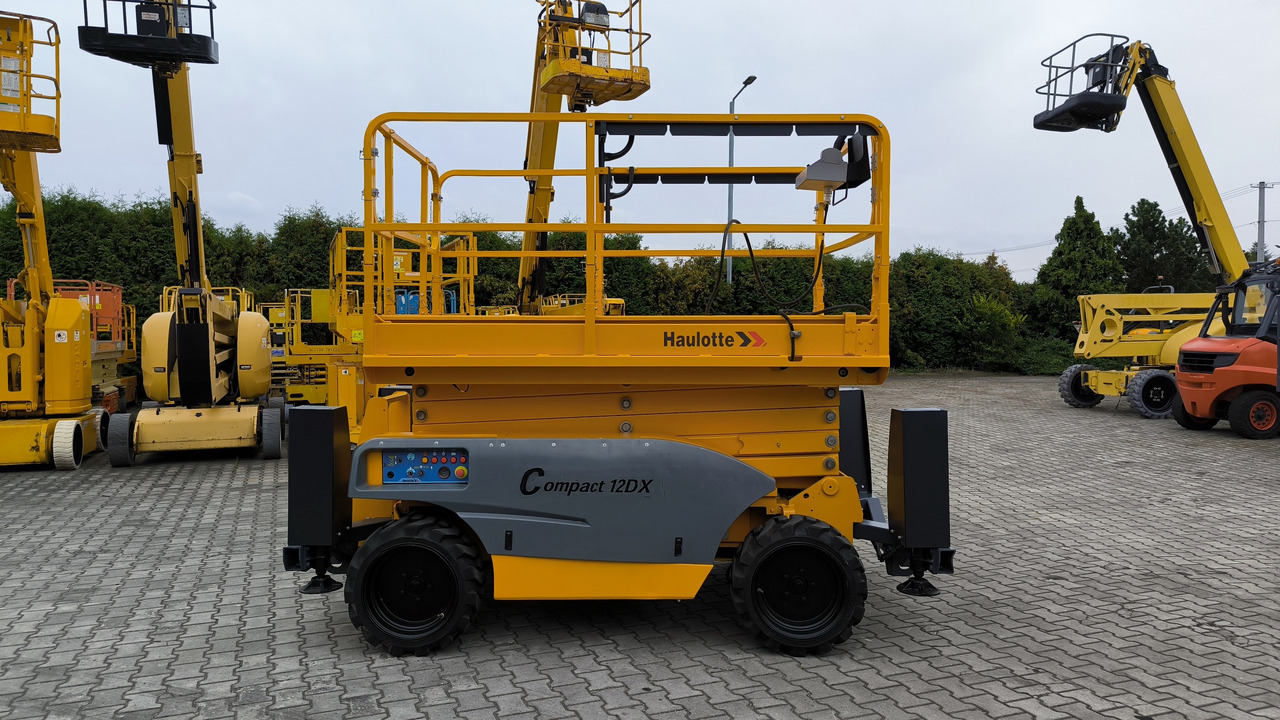 HAULOTTE Compact 12 DX - Scissor lift: picture 2 HAULOTTE Compact 12 DX - Scissor lift: picture 2