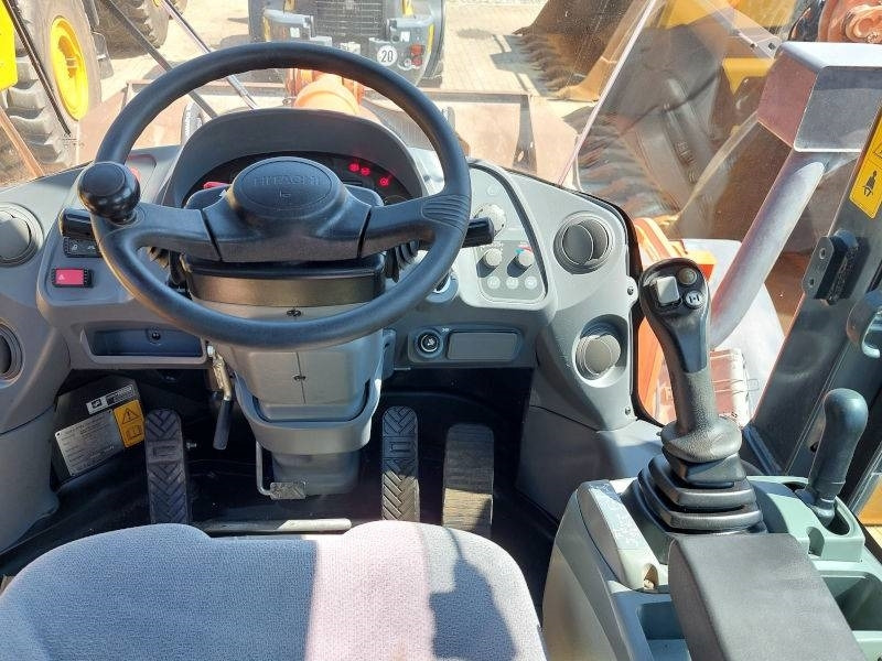 Wheel loader Hitachi ZW 250-6: picture 11