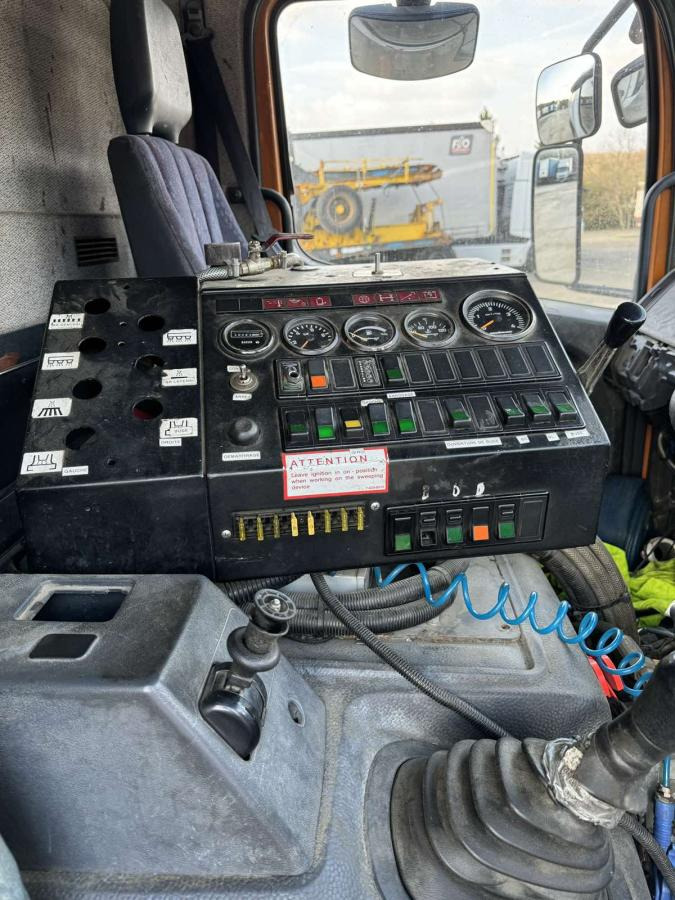 Road sweeper Mercedes Atego: picture 10