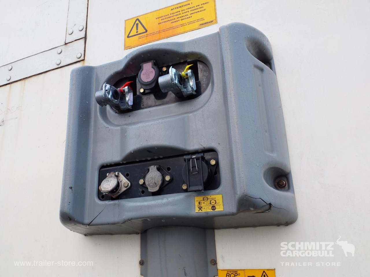 FRUEHAUF Dryfreight Standard Roller shutter door - Closed box semi-trailer: picture 2 FRUEHAUF Dryfreight Standard Roller shutter door - Closed box semi-trailer: picture 2