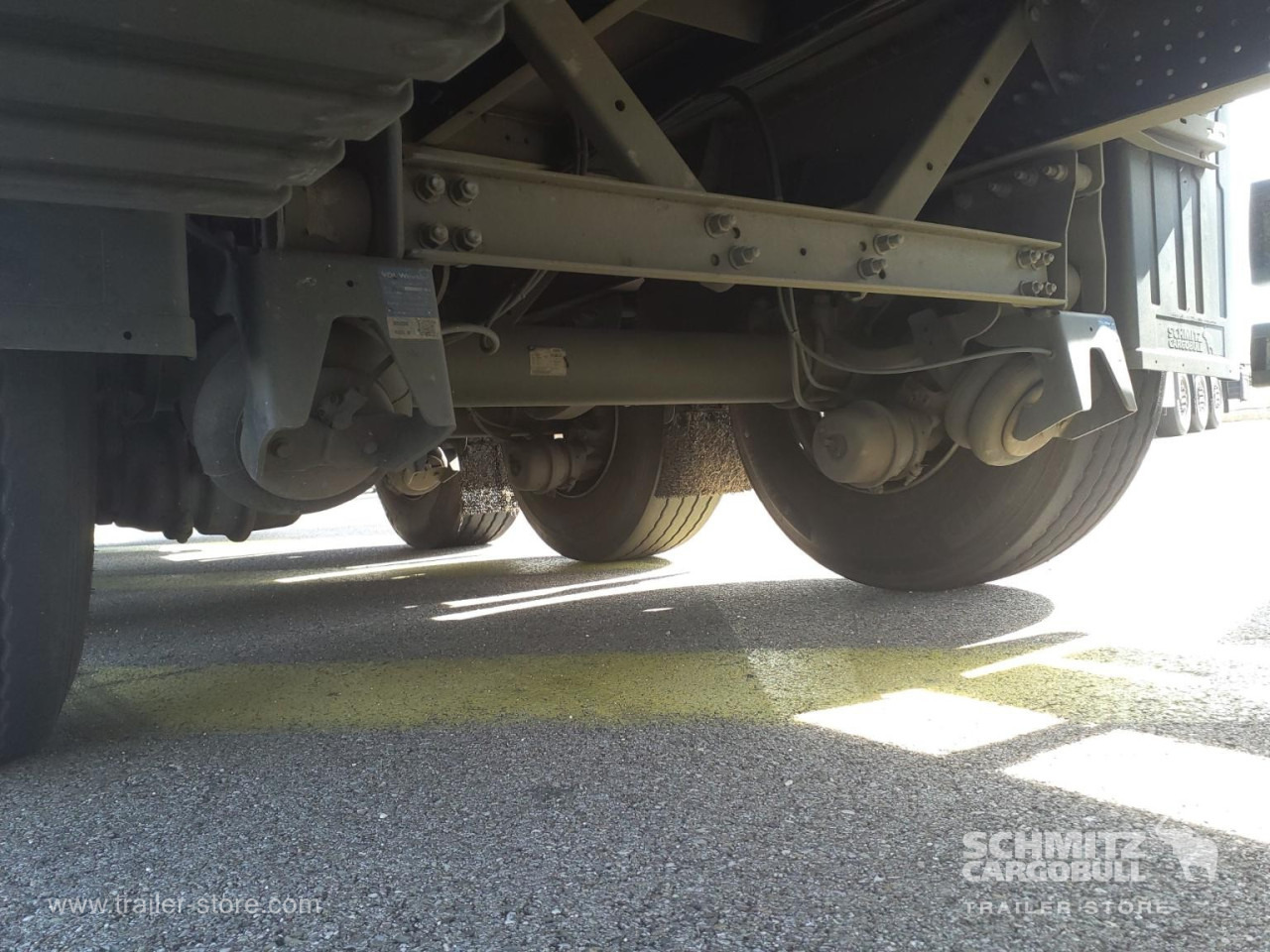 SCHMITZ Dryfreight Standard Taillift - Closed box semi-trailer: picture 2 SCHMITZ Dryfreight Standard Taillift - Closed box semi-trailer: picture 2