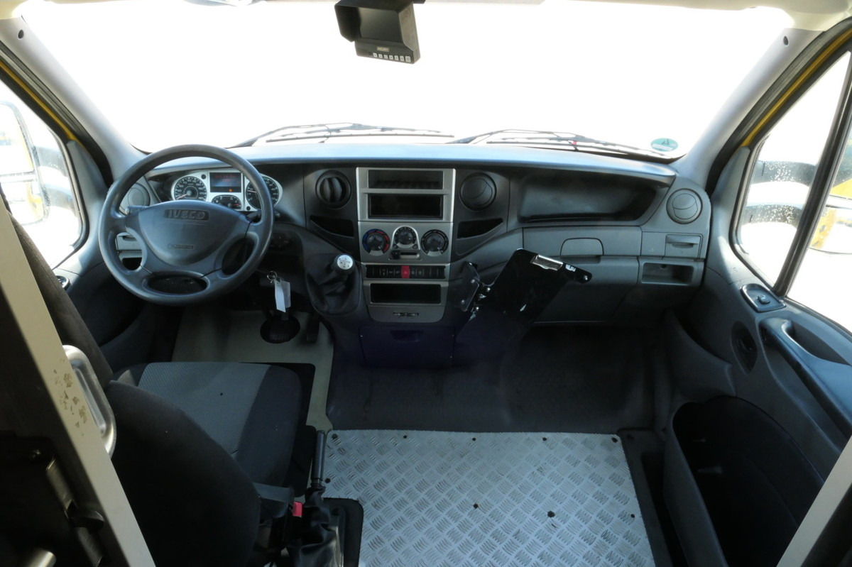 Interior photo 1: Lease a IVECO Daily 35 S11 C30C AUTOMATIK KAMERA MAXI Regale D IVECO Daily 35 S11 C30C AUTOMATIK KAMERA MAXI Regale D