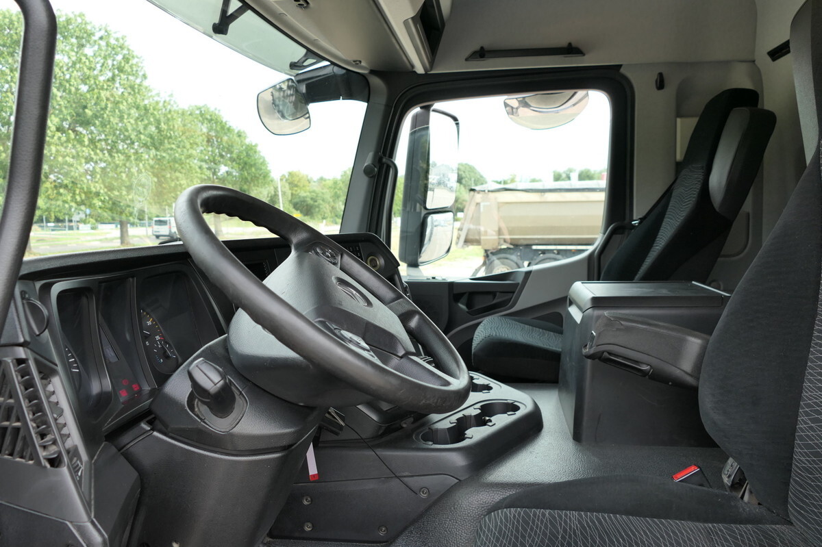 Interior photo 1: Lease a MERCEDES-BENZ Antos 2540 L KLIMA Palfinger-Kran PK15001L Lenka MERCEDES-BENZ Antos 2540 L KLIMA Palfinger-Kran PK15001L Lenka
