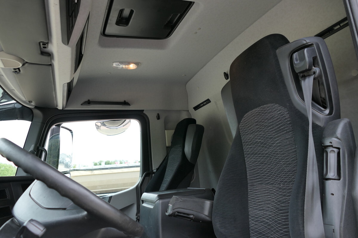 Interior photo 2: Lease a MERCEDES-BENZ Antos 2540 L KLIMA Palfinger-Kran PK15001L Lenka MERCEDES-BENZ Antos 2540 L KLIMA Palfinger-Kran PK15001L Lenka