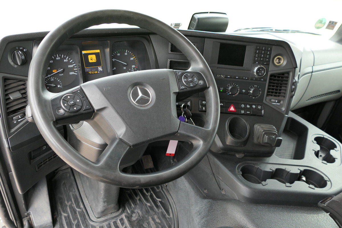 Interior photo 3: Lease a MERCEDES-BENZ Antos 2540 L KLIMA Palfinger-Kran PK15001L Lenka MERCEDES-BENZ Antos 2540 L KLIMA Palfinger-Kran PK15001L Lenka