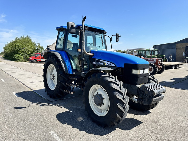 New Holland 8260 - Farm tractor: picture 4 New Holland 8260 - Farm tractor: picture 4