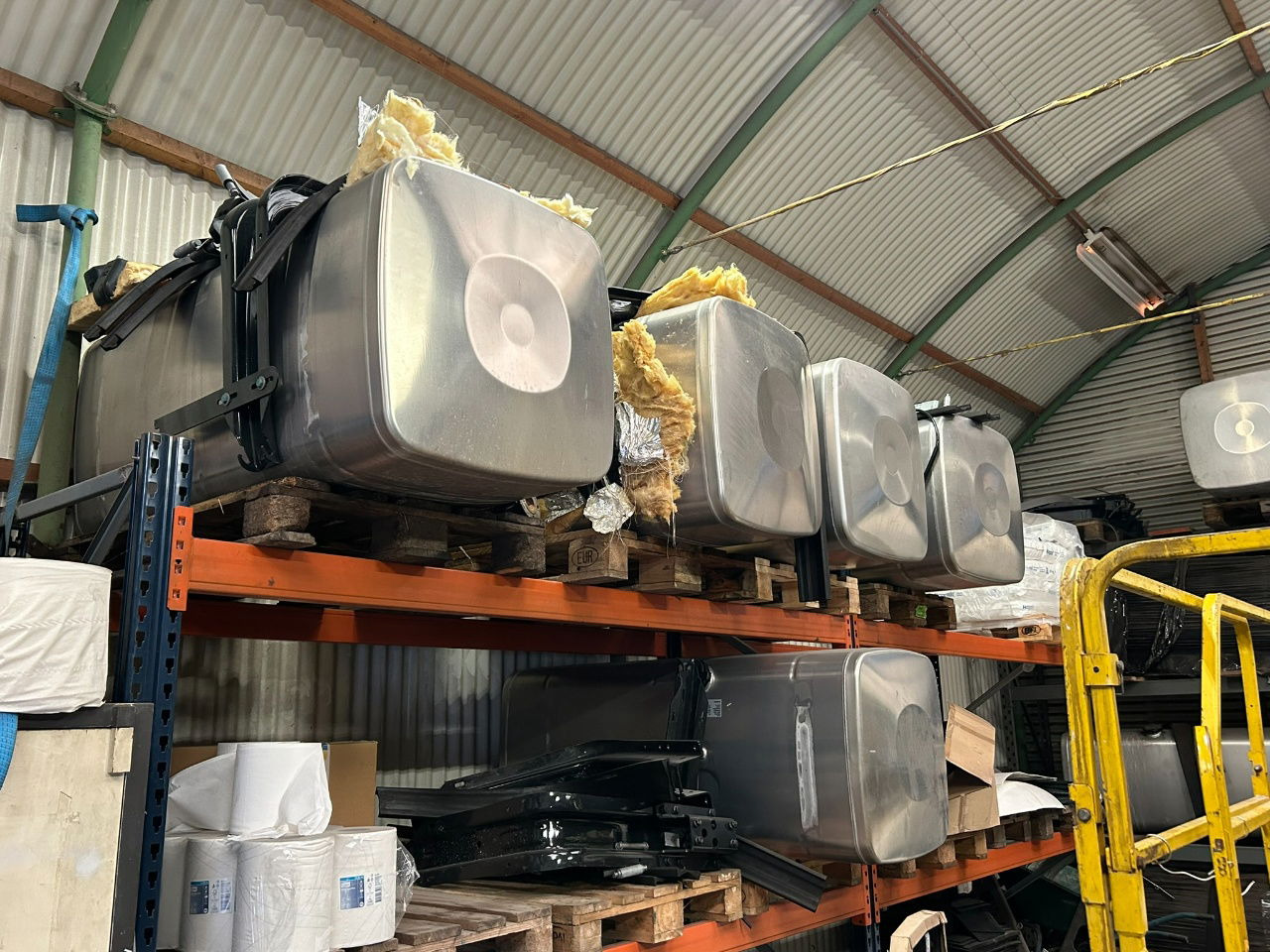 MAN 4 x Man 710 ltr tank orgineel / incl steunen / parts nr 81.12201-6949 160x70 - Other machinery: picture 2 MAN 4 x Man 710 ltr tank orgineel / incl steunen / parts nr 81.12201-6949 160x70 - Other machinery: picture 2