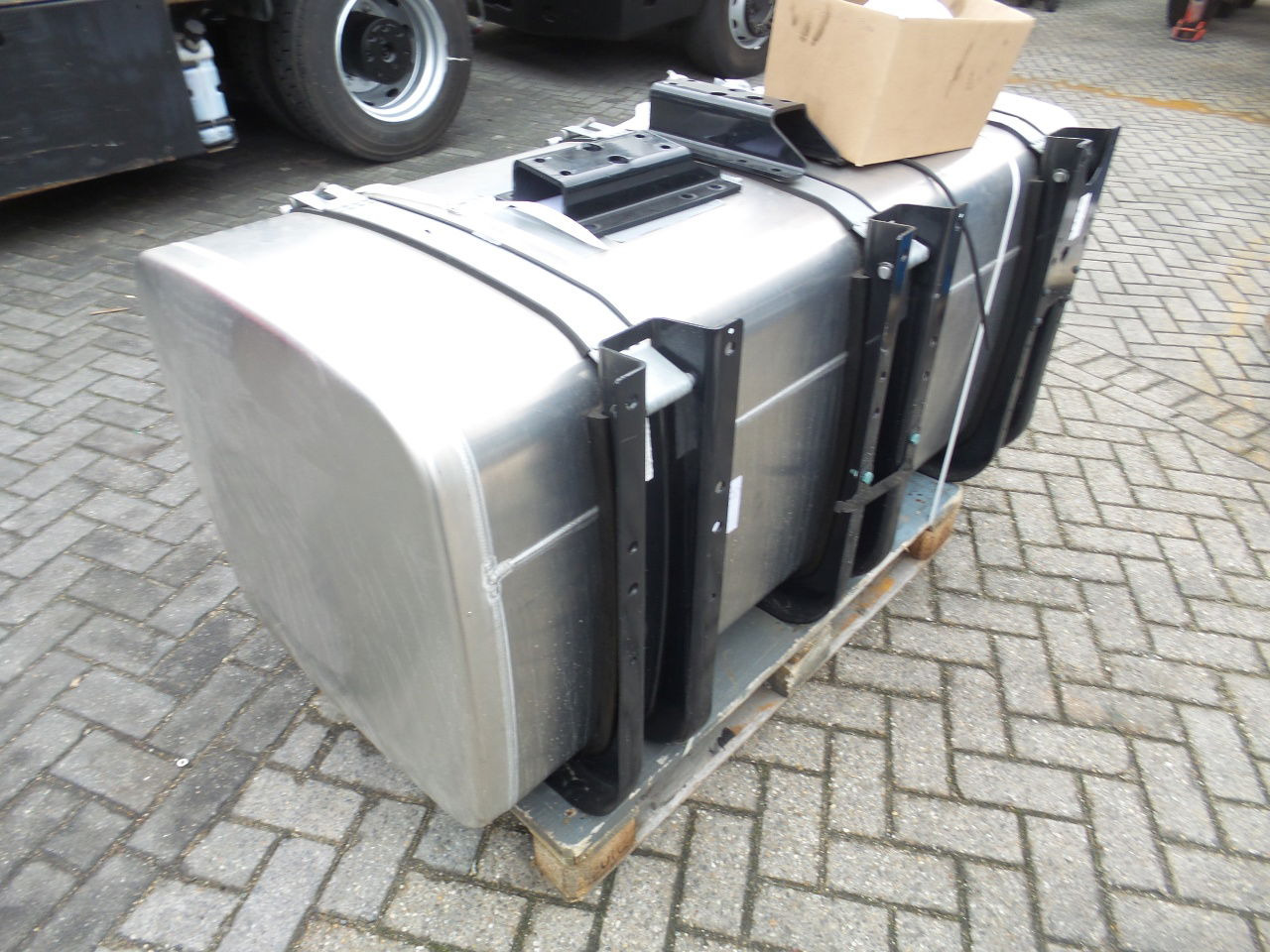 MAN 4 x Man 710 ltr tank orgineel / incl steunen / parts nr 81.12201-6949 160x70 - Other machinery: picture 3 MAN 4 x Man 710 ltr tank orgineel / incl steunen / parts nr 81.12201-6949 160x70 - Other machinery: picture 3
