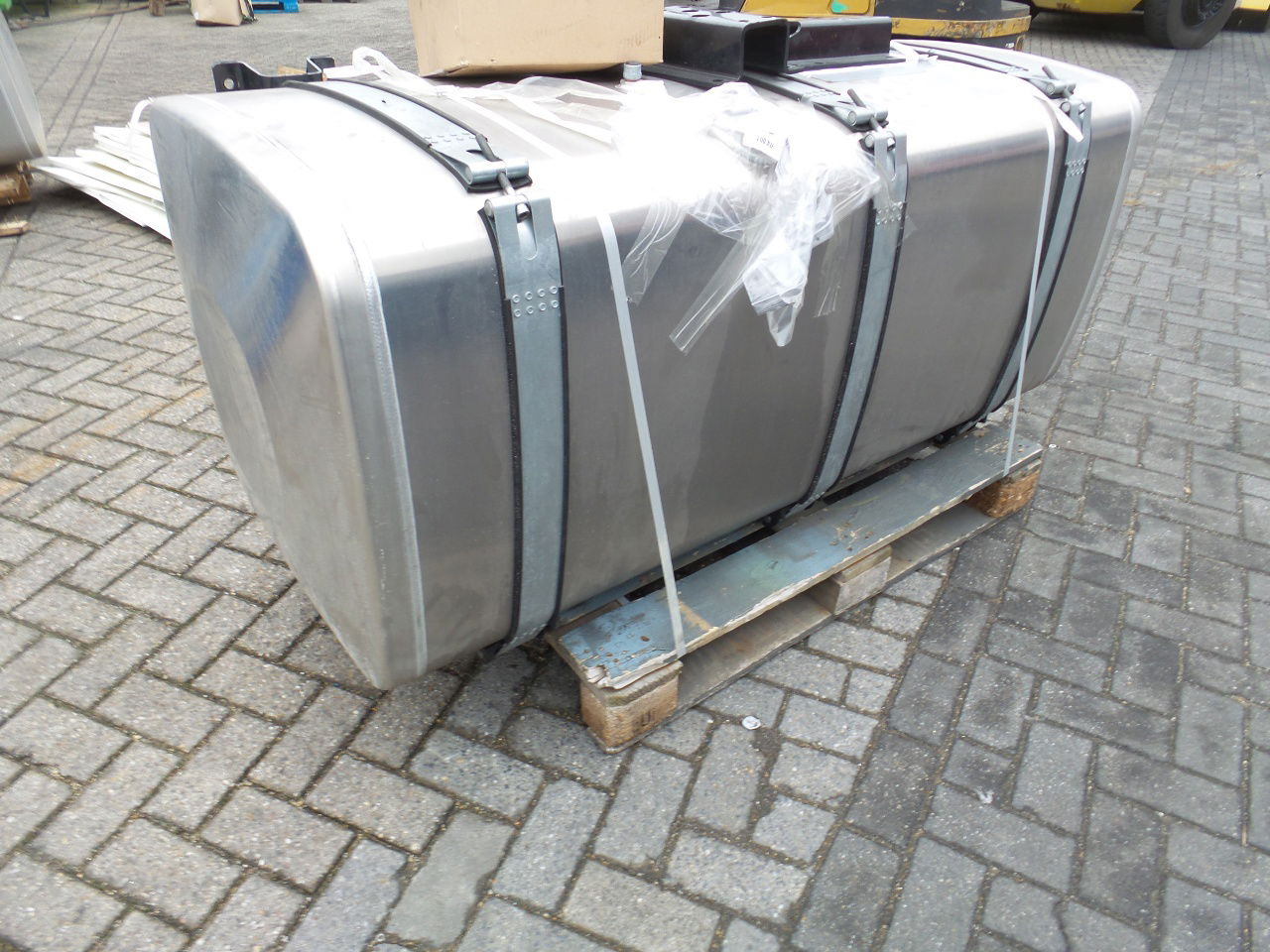 MAN 4 x Man 710 ltr tank orgineel / incl steunen / parts nr 81.12201-6949 160x70 - Other machinery: picture 5 MAN 4 x Man 710 ltr tank orgineel / incl steunen / parts nr 81.12201-6949 160x70 - Other machinery: picture 5