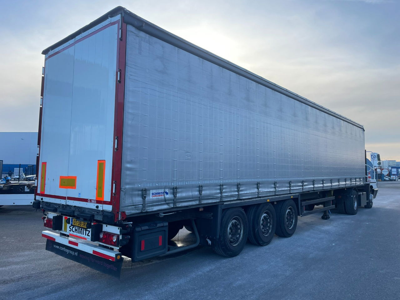 Schmitz Cargobull SCB-S3T EN 12642-XL / Allu borden / disc brakes / 2 x toolbox / tuf 4-2026 - Curtainsider semi-trailer: picture 4 Schmitz Cargobull SCB-S3T EN 12642-XL / Allu borden / disc brakes / 2 x toolbox / tuf 4-2026 - Curtainsider semi-trailer: picture 4