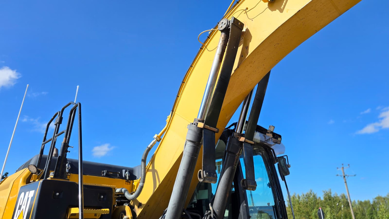 Crawler excavator CATERPILLAR 324E: picture 14
