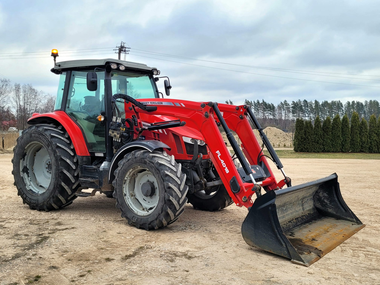 Massey Ferguson 5711 Dyna 4 - Farm tractor: picture 3 Massey Ferguson 5711 Dyna 4 - Farm tractor: picture 3