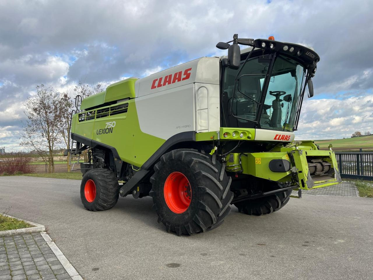 CLAAS Lexion 750 V-Kanal 3D, 30kmh, Mercedes Motor, Baujahr 2017 - Combine harvester: picture 5 CLAAS Lexion 750 V-Kanal 3D, 30kmh, Mercedes Motor, Baujahr 2017 - Combine harvester: picture 5