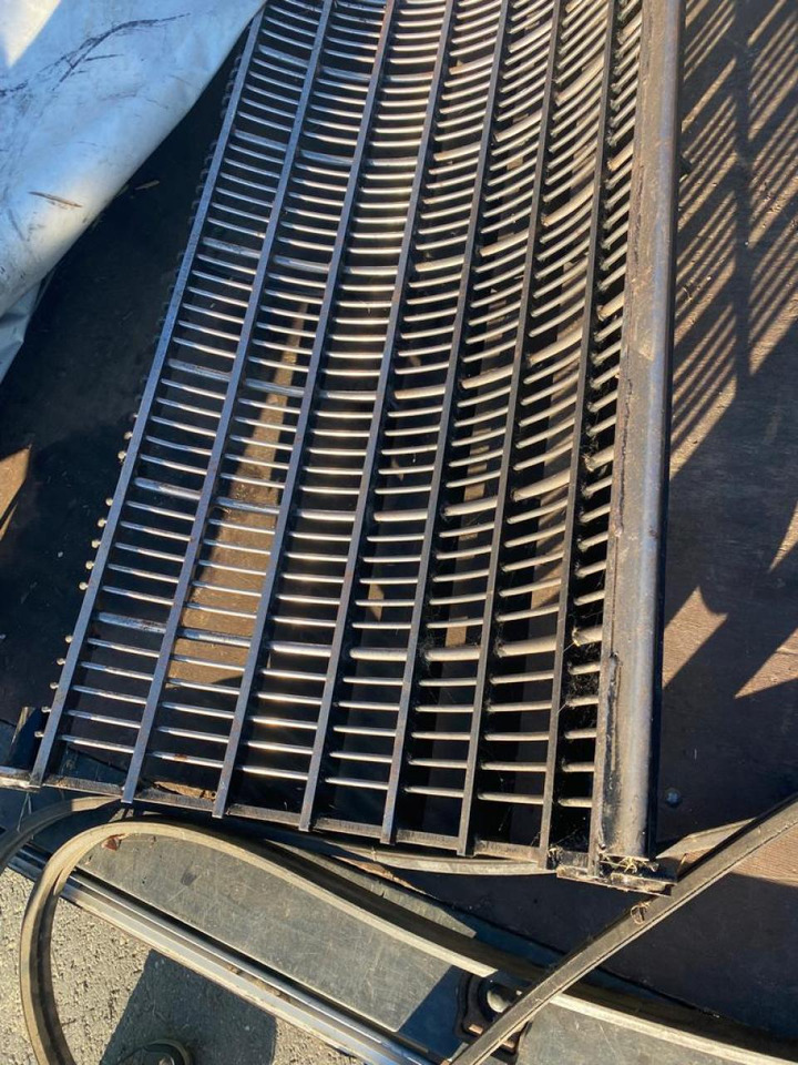 New Holland TC 5.80 5080 5070 Maisausrüstung Korb Siebe - Harvester attachment: picture 1 New Holland TC 5.80 5080 5070 Maisausrüstung Korb Siebe - Harvester attachment: picture 1