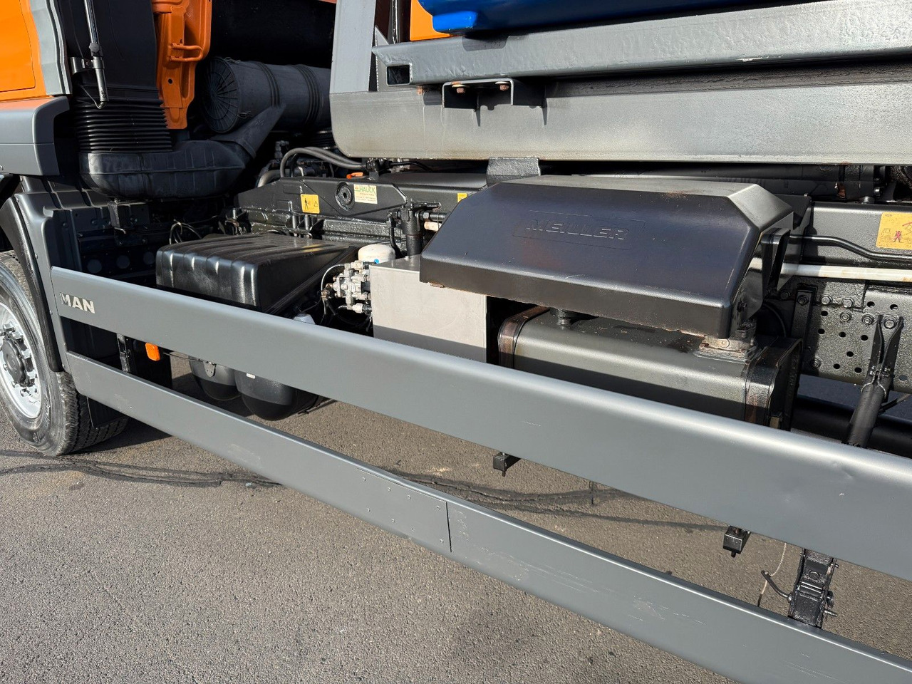 MAN TGA 18.360 4x4 Winterdienst Meiller Abroller - Hook lift truck: picture 4 MAN TGA 18.360 4x4 Winterdienst Meiller Abroller - Hook lift truck: picture 4
