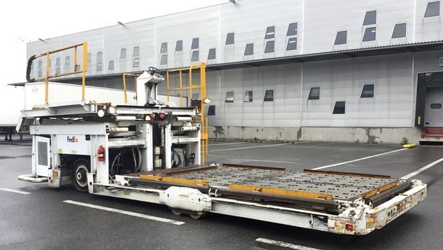 FMC Lower Deck Loader Commander 15 Standard - Aircraft cargo loader: picture 3 FMC Lower Deck Loader Commander 15 Standard - Aircraft cargo loader: picture 3