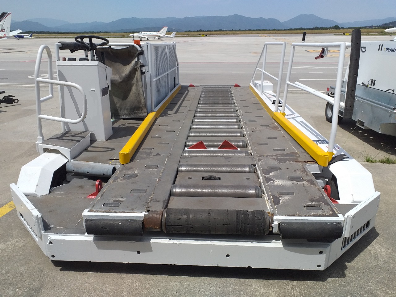 Trepel CCL35S - Aircraft cargo loader: picture 2 Trepel CCL35S - Aircraft cargo loader: picture 2