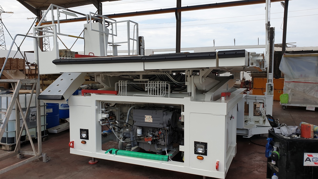 Loader Universal Trepel 70U - Aircraft cargo loader: picture 2 Loader Universal Trepel 70U - Aircraft cargo loader: picture 2