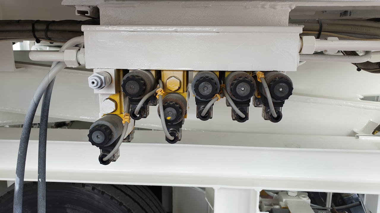 Loader Universal Trepel 70U - Aircraft cargo loader: picture 5 Loader Universal Trepel 70U - Aircraft cargo loader: picture 5