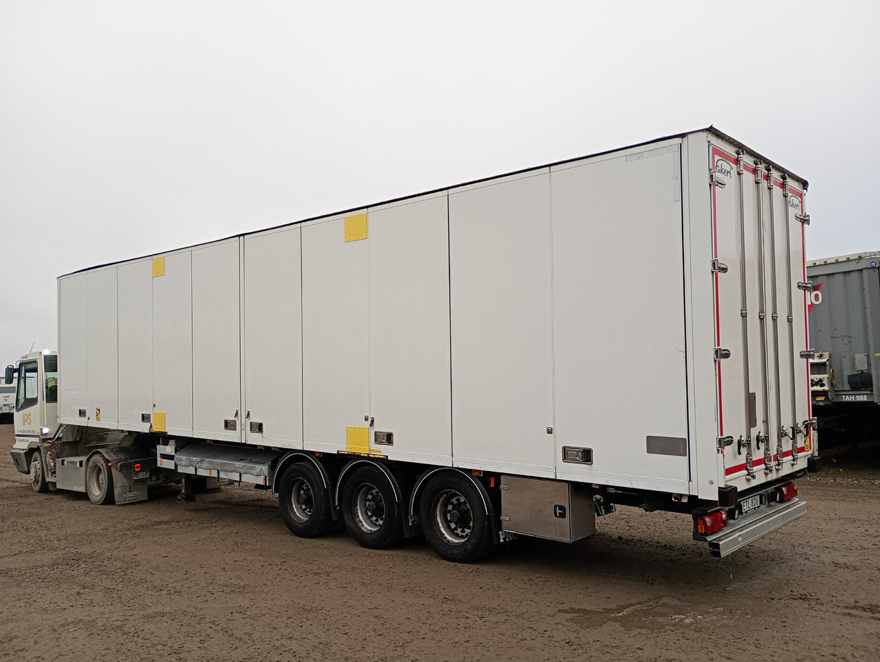 EKERI BOX OPENSIDE - TARP ROOF - HUCKEPACK - Closed box semi-trailer: picture 2 EKERI BOX OPENSIDE - TARP ROOF - HUCKEPACK - Closed box semi-trailer: picture 2