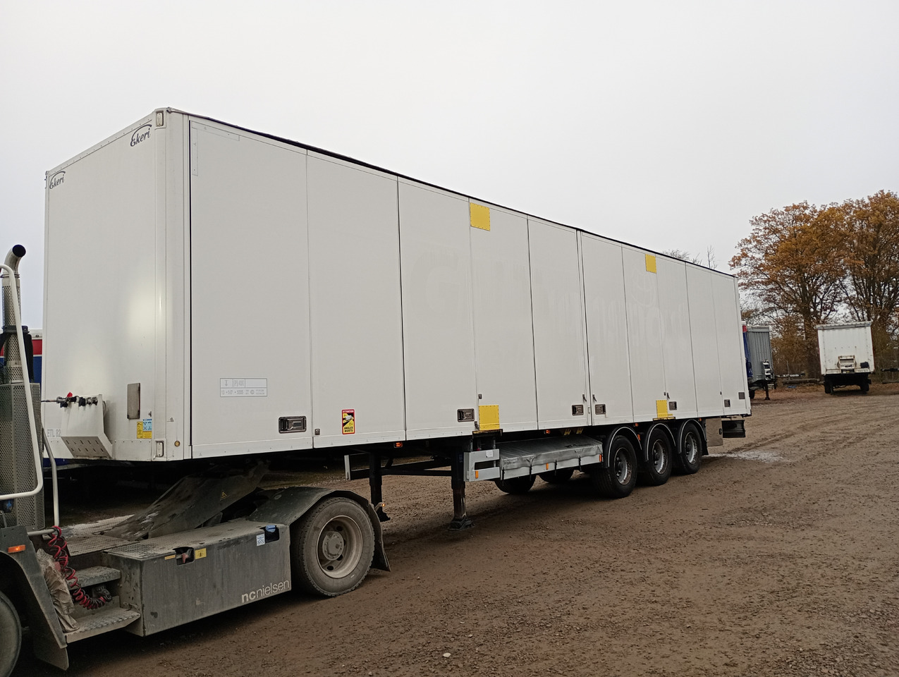 EKERI BOX OPENSIDE - TARP ROOF - HUCKEPACK - Closed box semi-trailer: picture 1 EKERI BOX OPENSIDE - TARP ROOF - HUCKEPACK - Closed box semi-trailer: picture 1