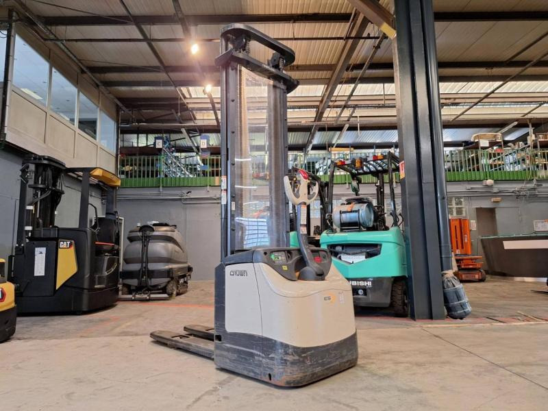 Crown ES4000-1.6 - Stacker: picture 5 Crown ES4000-1.6 - Stacker: picture 5