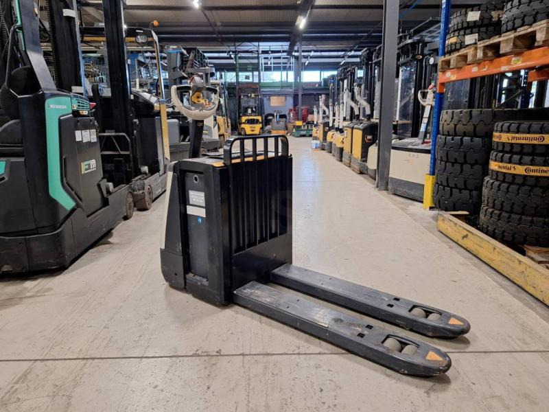 Crown WP3080 - Pallet truck: picture 3 Crown WP3080 - Pallet truck: picture 3