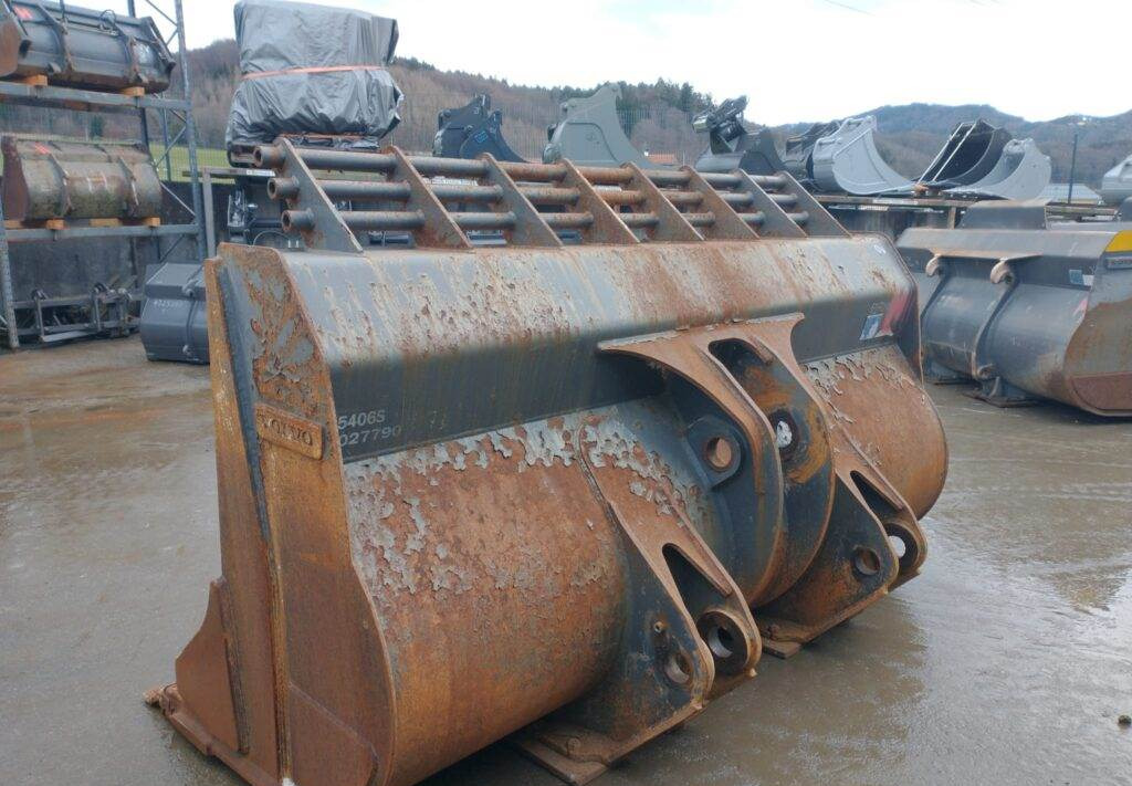 Volvo Breitspitzschaufel - Loader bucket for Construction machinery: picture 2 Volvo Breitspitzschaufel - Loader bucket for Construction machinery: picture 2