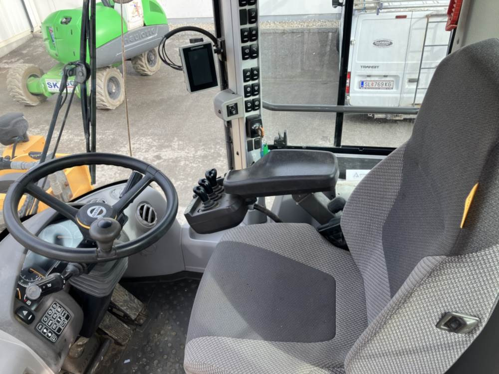 Wheel loader Volvo L180H: picture 13