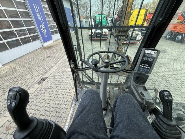 CAT M318D Mobilbagger *9.235 h *Schnellw. *Greifer - Wheel excavator: picture 3 CAT M318D Mobilbagger *9.235 h *Schnellw. *Greifer - Wheel excavator: picture 3