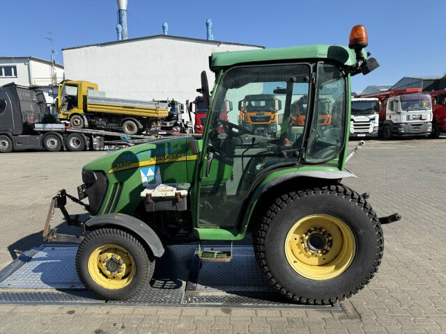 Municipal tractor John Deere 3520 Kommunaltrak. Frontkraftheber Kuppeldreieck: picture 12
