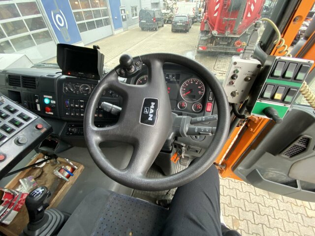 MAN TGA 26.430 6x2-2 LL - Road sweeper: picture 2 MAN TGA 26.430 6x2-2 LL - Road sweeper: picture 2