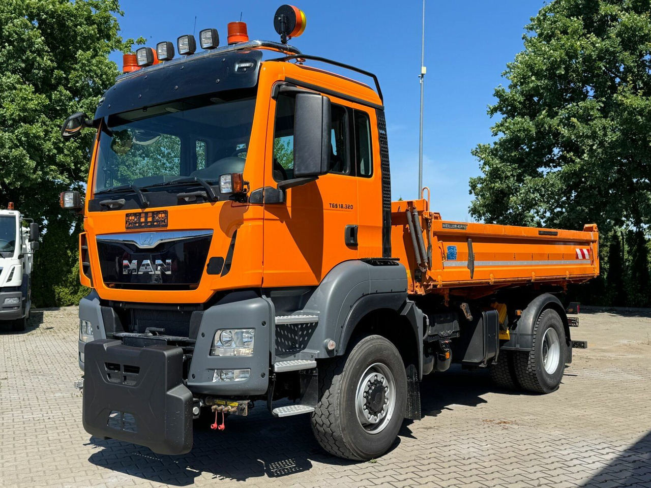 MAN TGS 18.320 4x4 BL Euro 6 Kipper + Winterdienst - Tipper: picture 2 MAN TGS 18.320 4x4 BL Euro 6 Kipper + Winterdienst - Tipper: picture 2