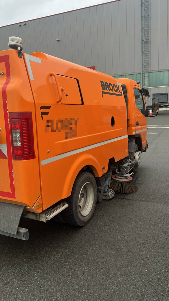 Mitsubishi Canter FUSO Kehrmaschine BROCK SL140 4 m³ - Road sweeper: picture 3 Mitsubishi Canter FUSO Kehrmaschine BROCK SL140 4 m³ - Road sweeper: picture 3