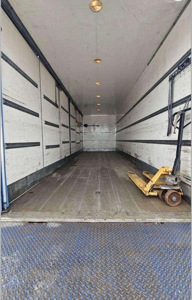 Box truck RENAULT Premium 320: picture 9
