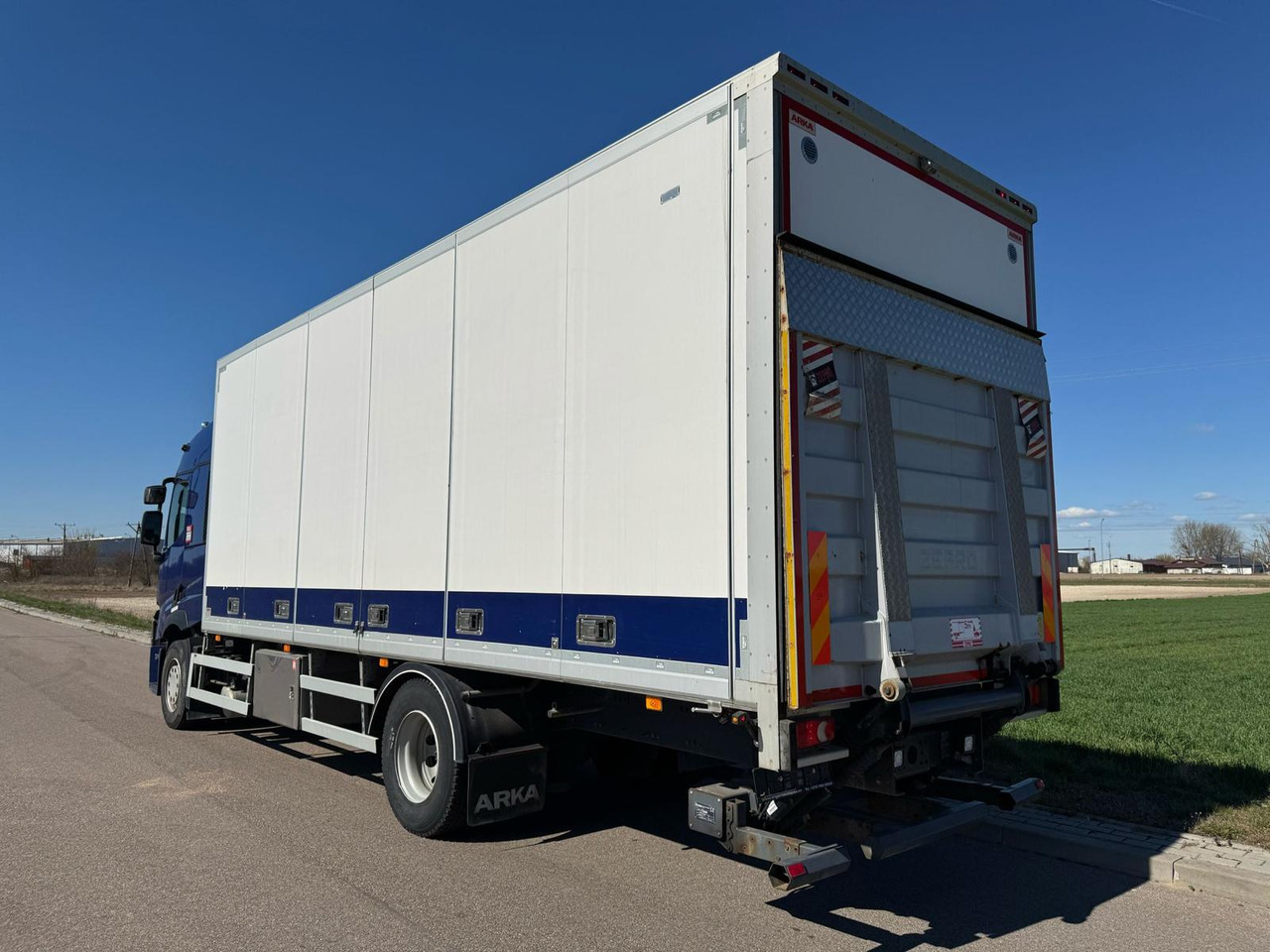 RENAULT T380 - Box truck: picture 5 RENAULT T380 - Box truck: picture 5