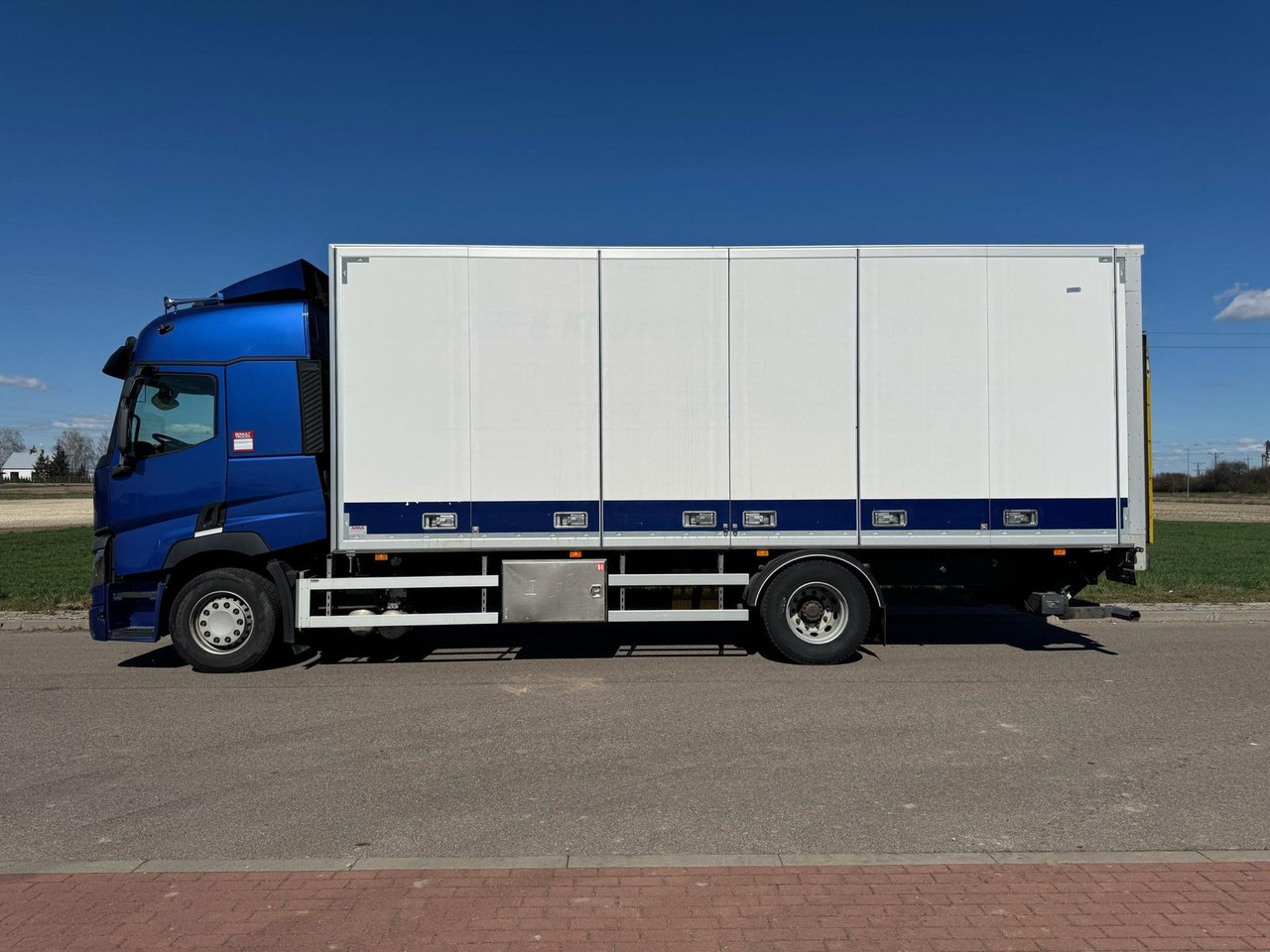 RENAULT T380 - Box truck: picture 3 RENAULT T380 - Box truck: picture 3