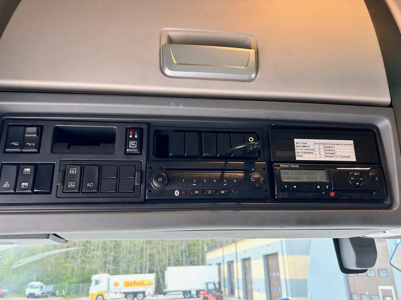 Box truck RENAULT T520: picture 22