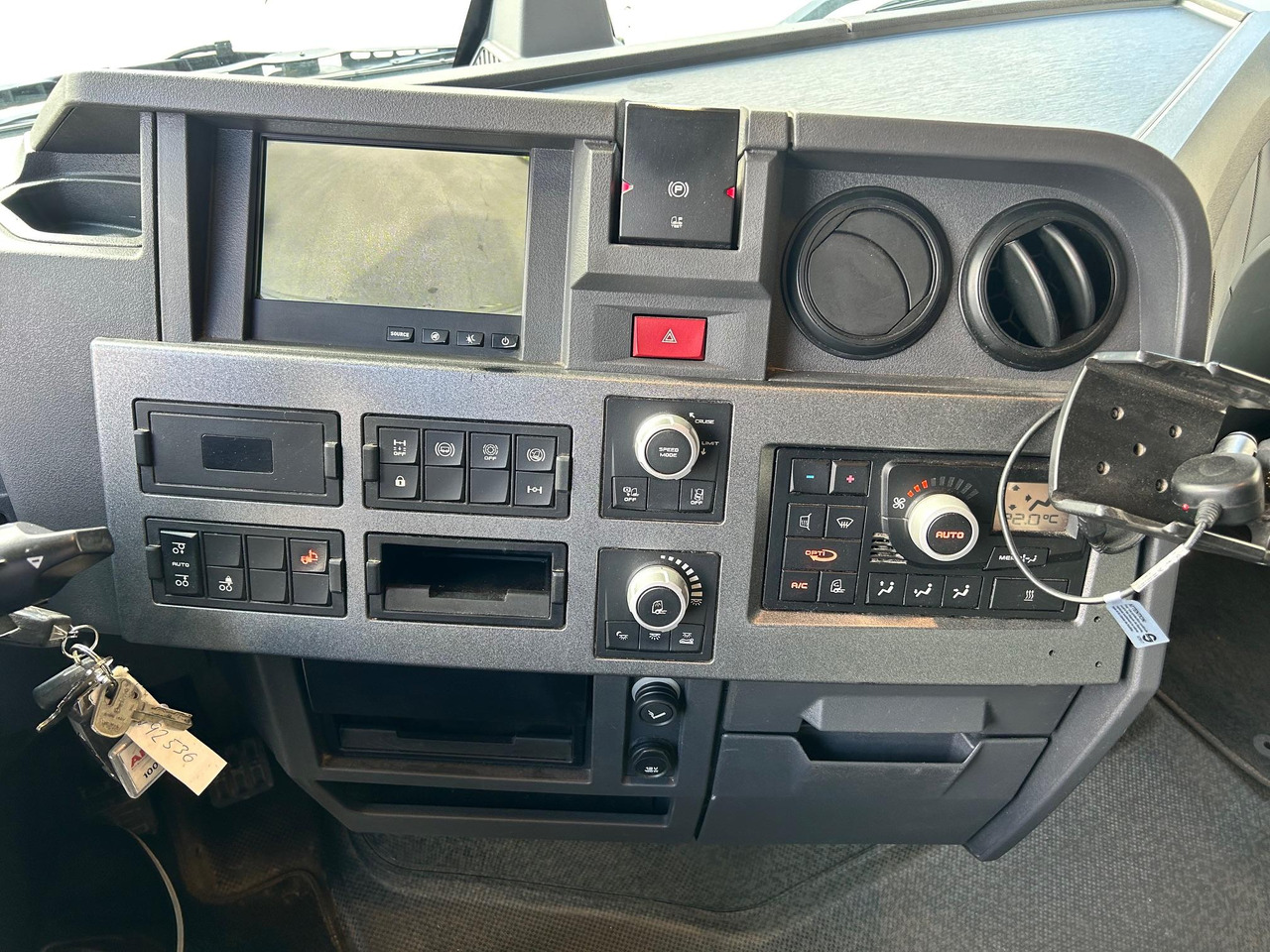 Box truck RENAULT T520: picture 23