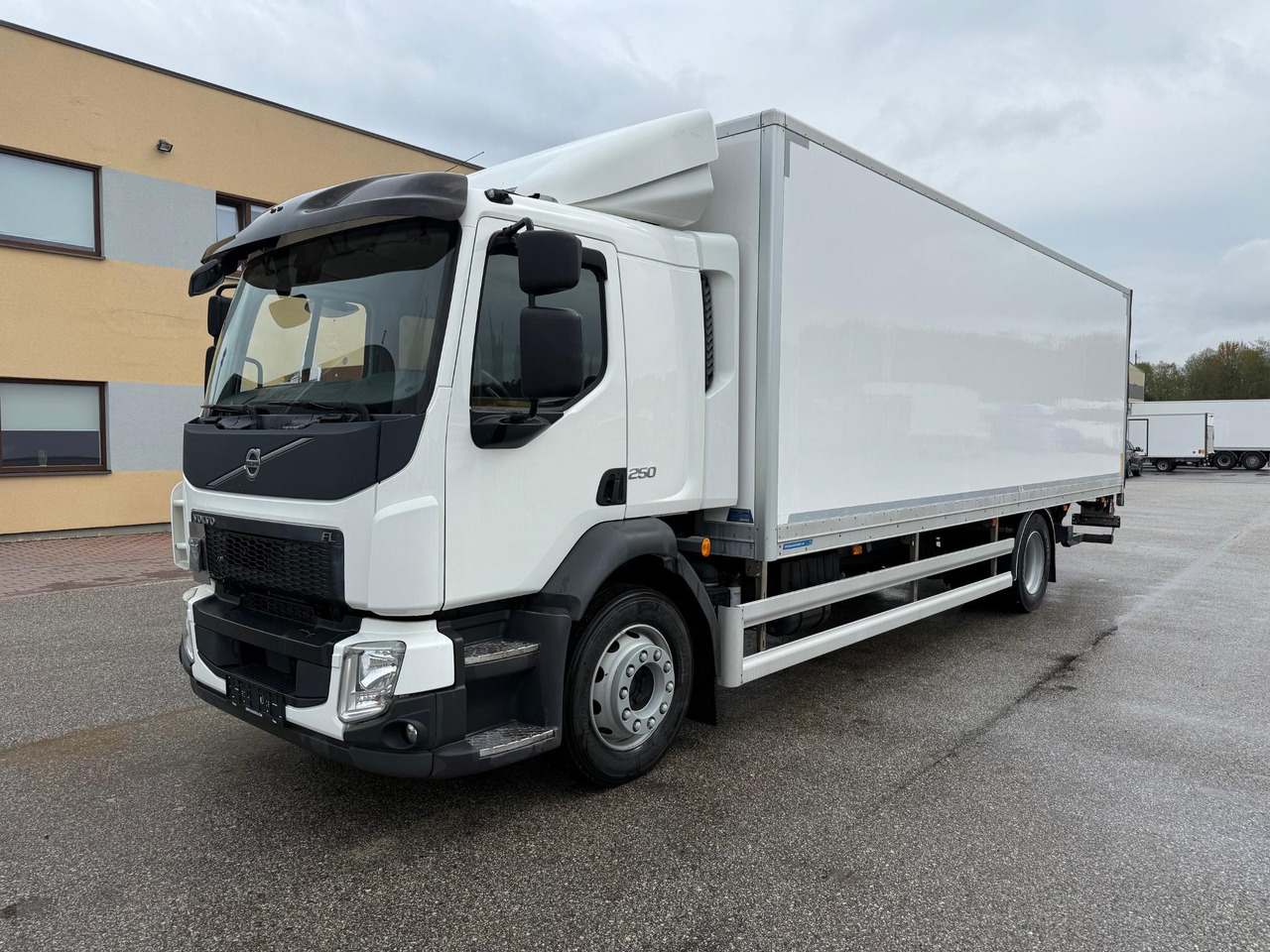 VOLVO FL250 - Box truck: picture 2 VOLVO FL250 - Box truck: picture 2