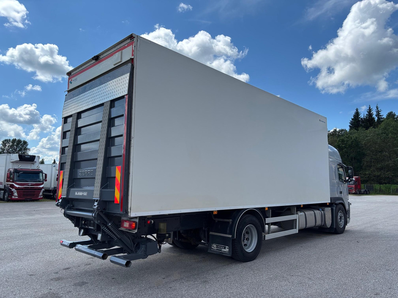 Box truck VOLVO FM330: picture 8