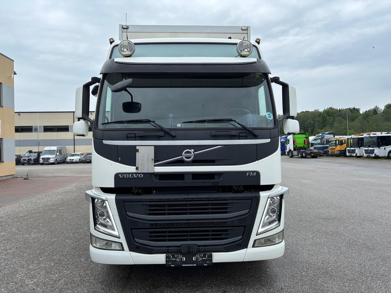 VOLVO FM330 - Box truck: picture 2 VOLVO FM330 - Box truck: picture 2