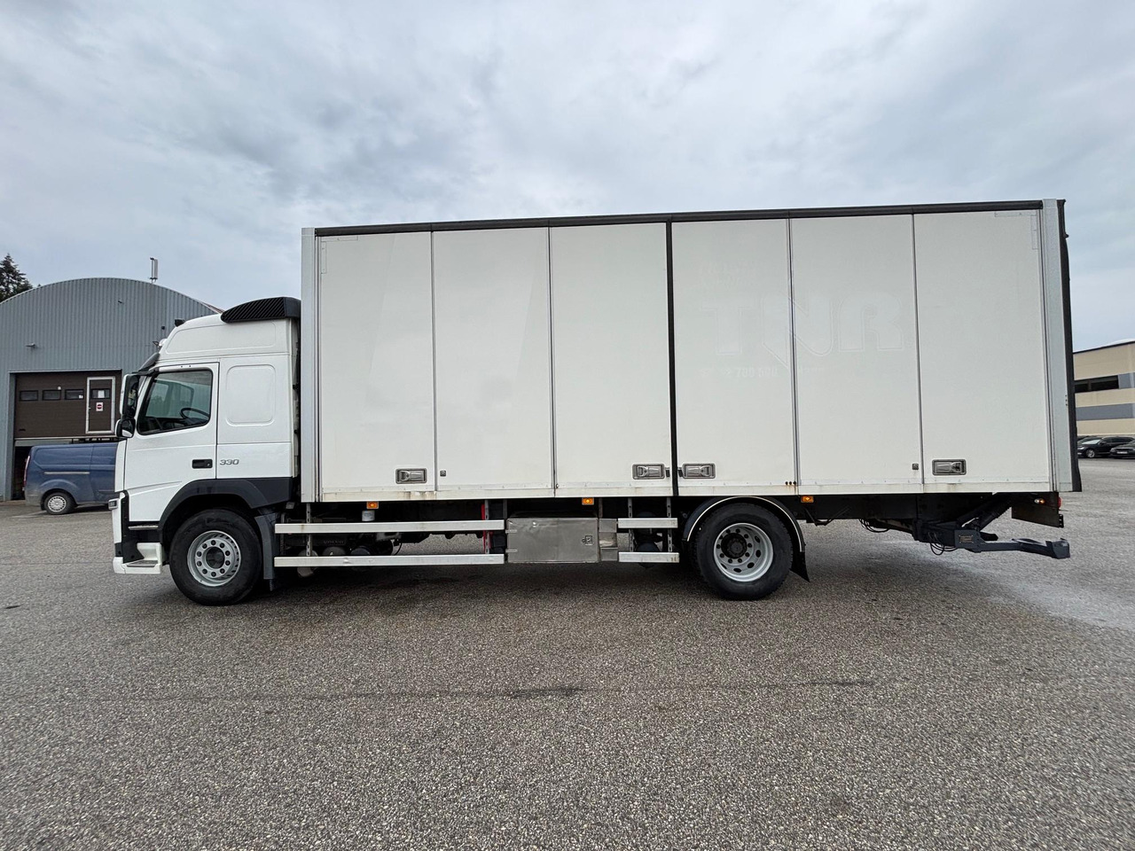 VOLVO FM330 - Box truck: picture 5 VOLVO FM330 - Box truck: picture 5
